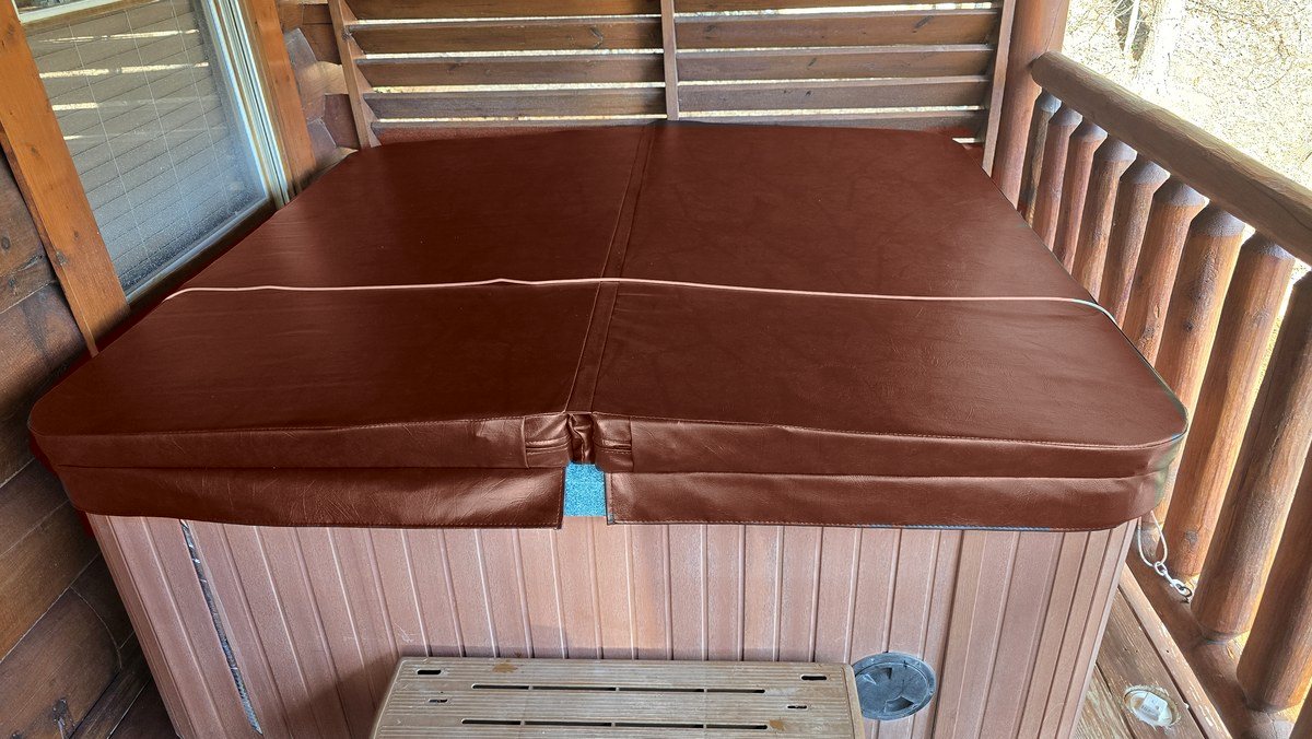 Hot tub with a Mahogany cover (color preview)